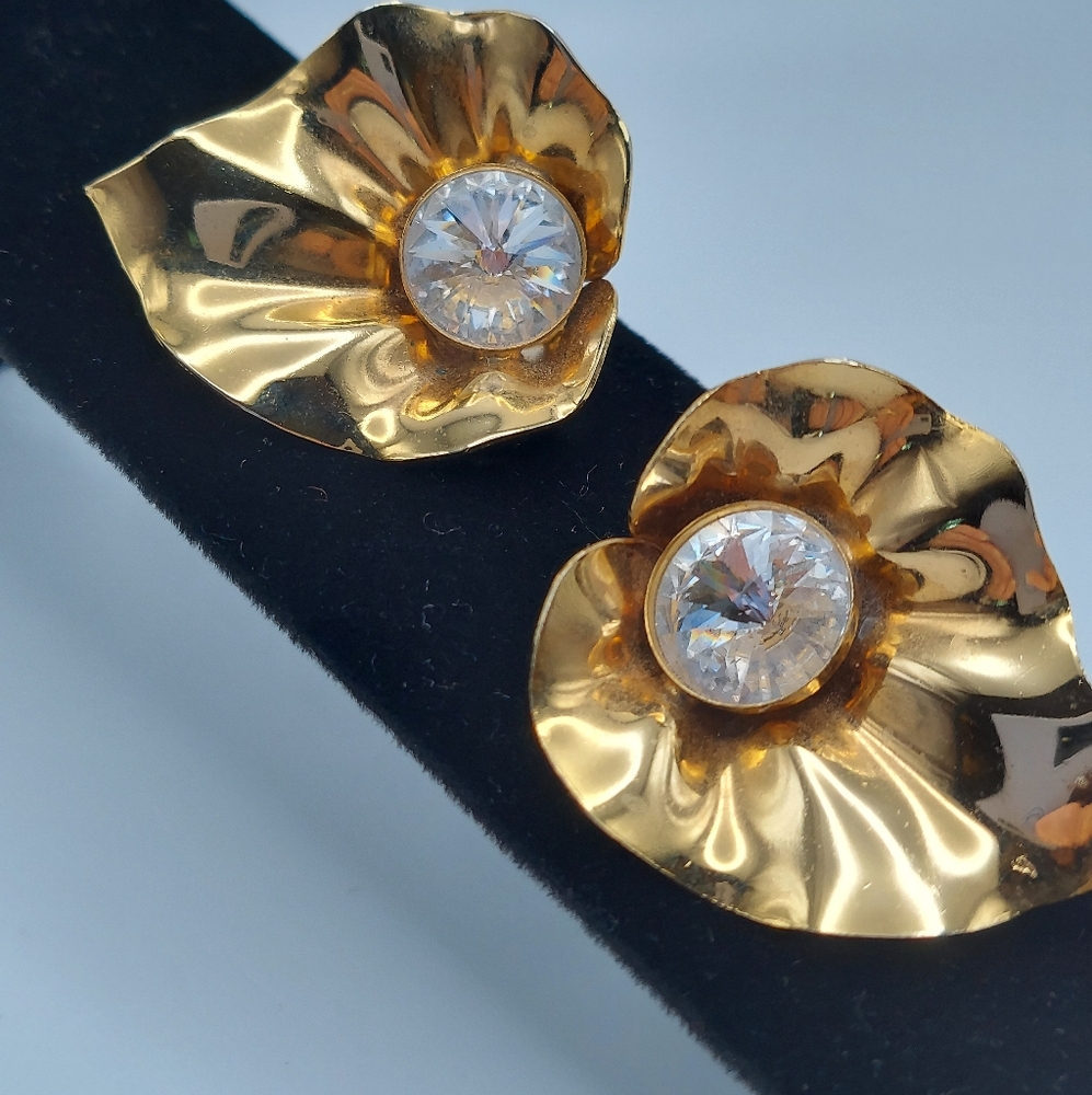 Vintage Large Goldtone Flower w/Crystal Center.